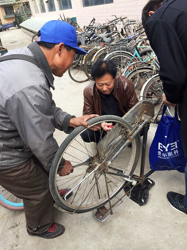 “僵尸自行車”搶修隊正給單車做體檢。